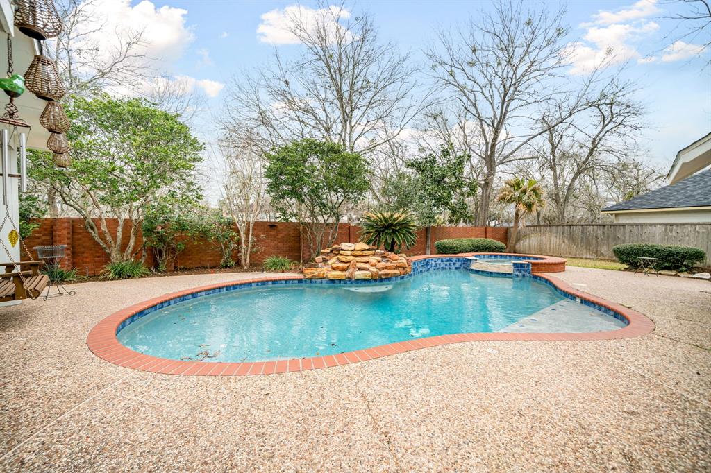 1818 Wild Violet Court, Sugar Land, Texas image 2