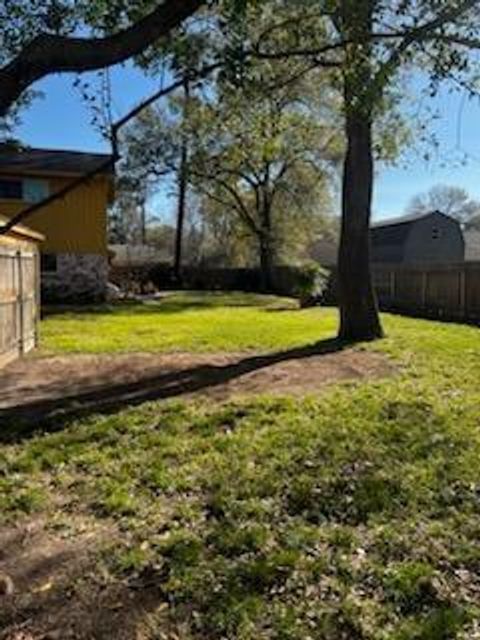 Single Family Residence in Houston TX 9231 Landwood Drive 4.jpg
