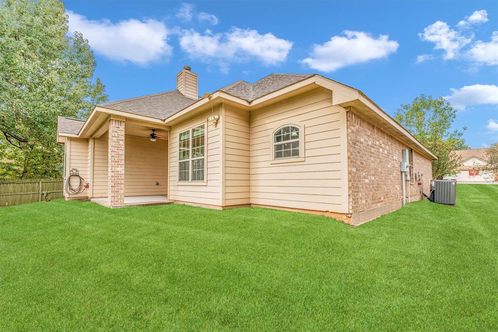 9766 Twin Shores Drive, Willis, Texas image 11