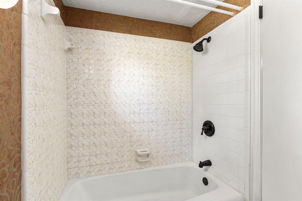 1022 Oak Leaf Street, La Porte, Texas image 36