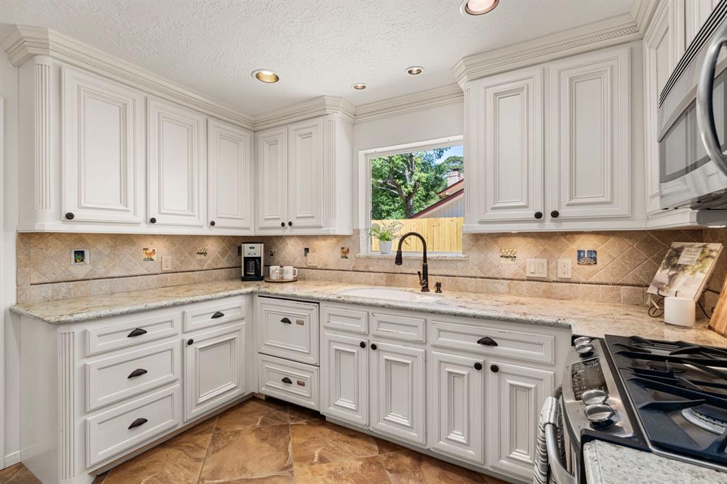 1022 Oak Leaf Street, La Porte, Texas image 14