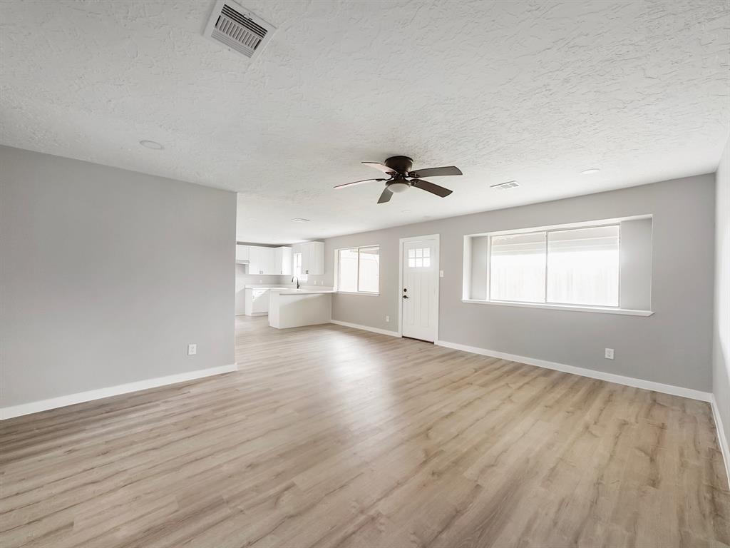 1921 Coupland Drive, La Porte, Texas image 2