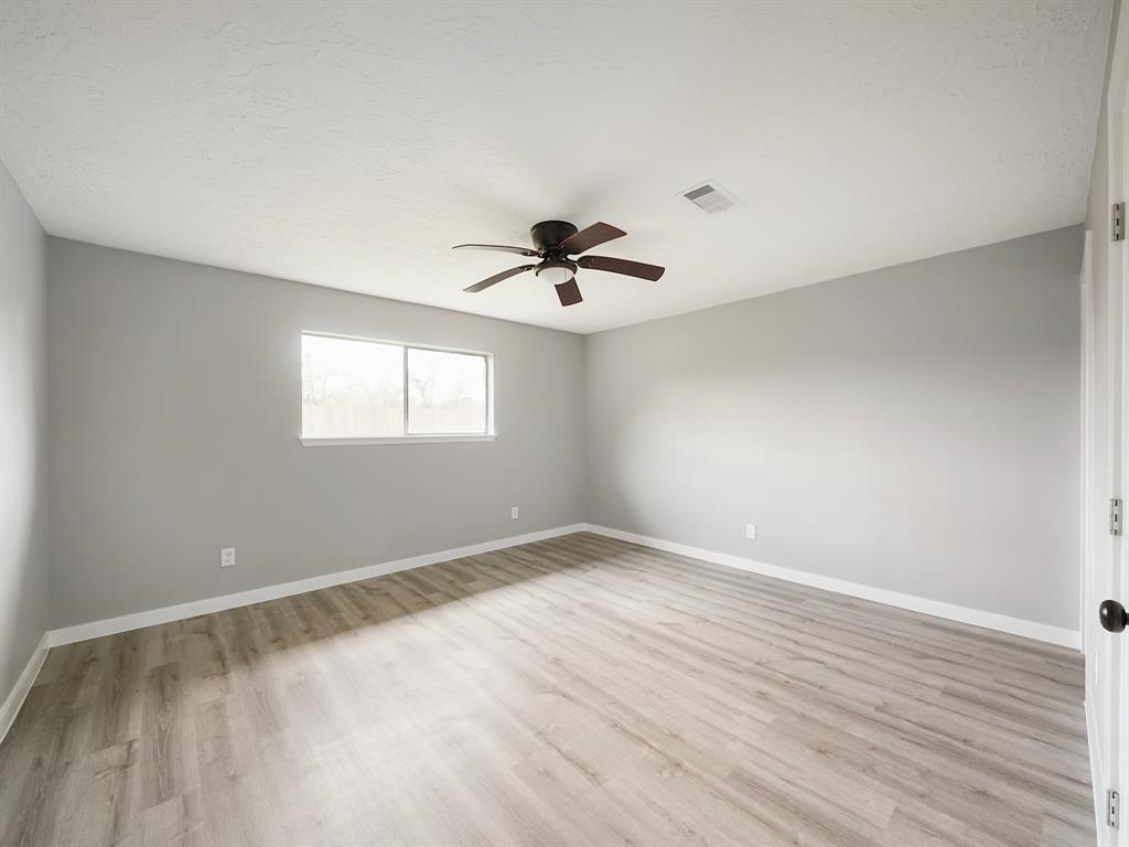 1921 Coupland Drive, La Porte, Texas image 8