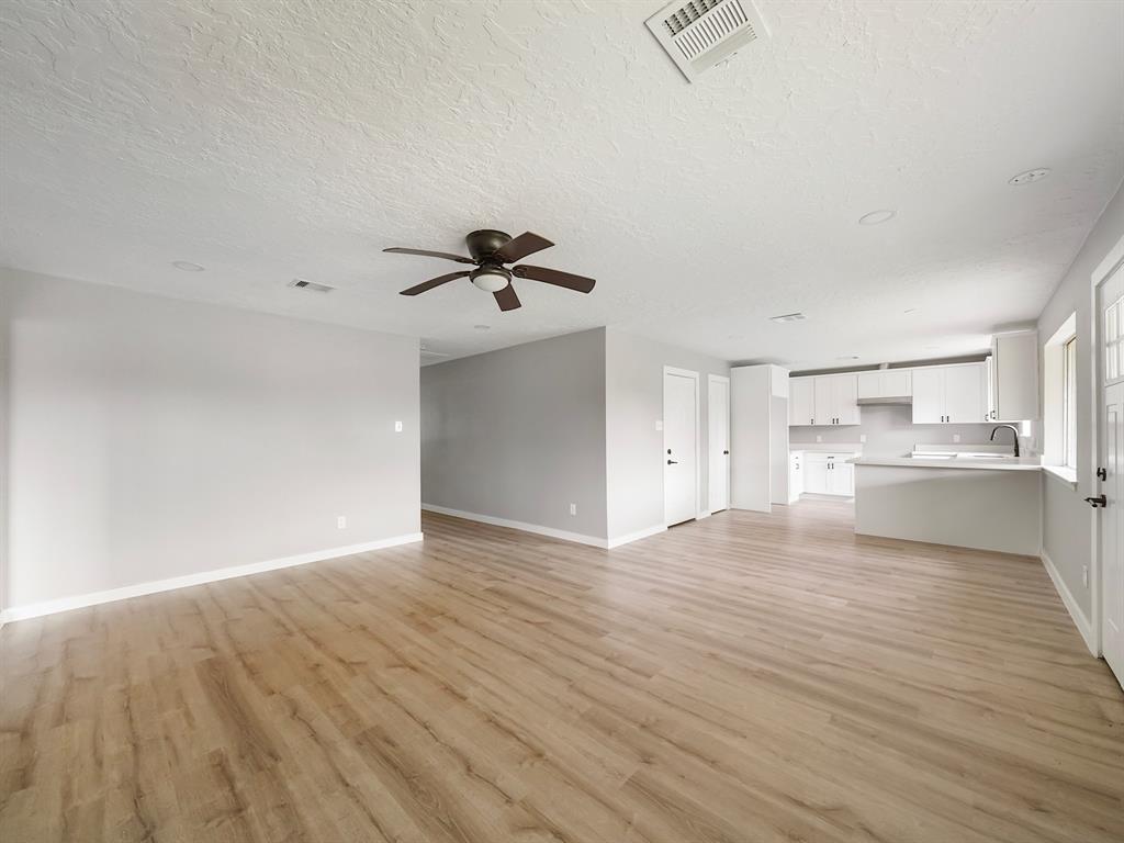 1921 Coupland Drive, La Porte, Texas image 3