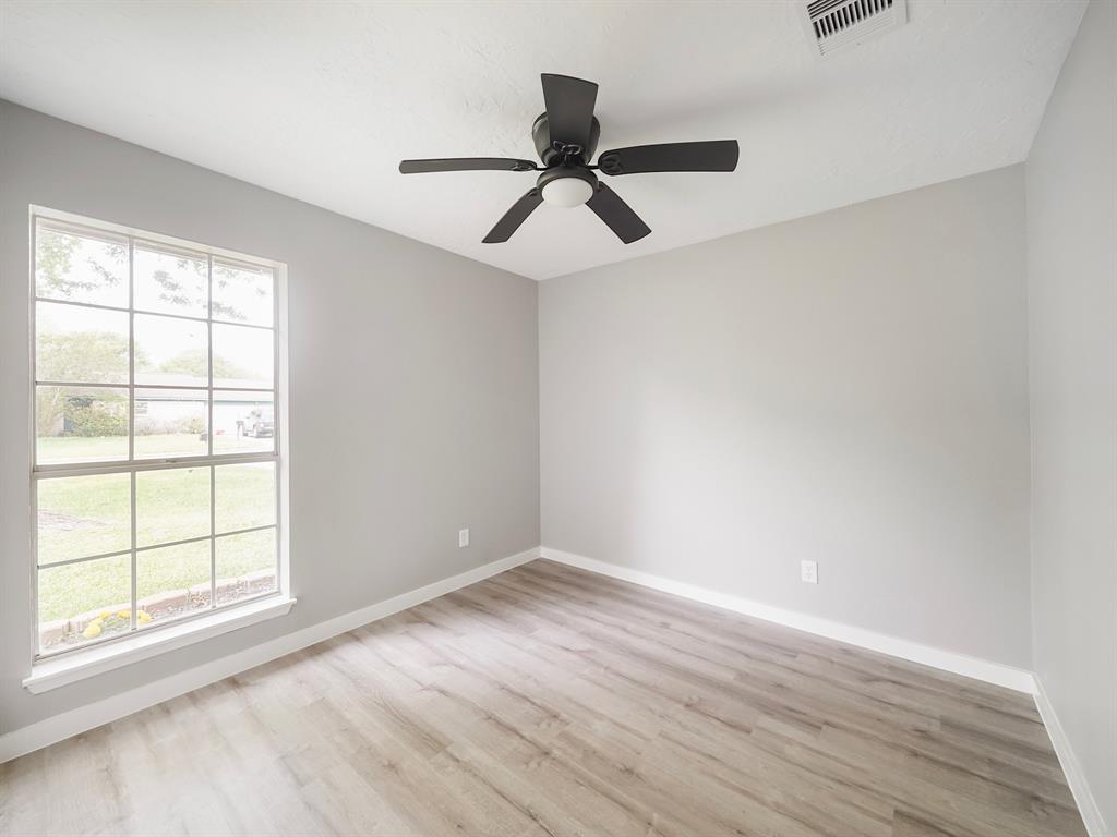 1921 Coupland Drive, La Porte, Texas image 12
