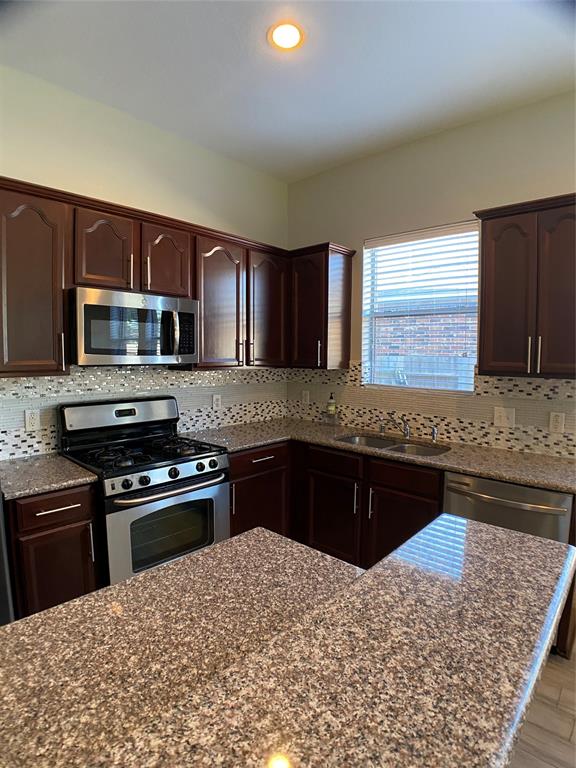 5219 Pebble Bluff Lane, Sugar Land, Texas image 4