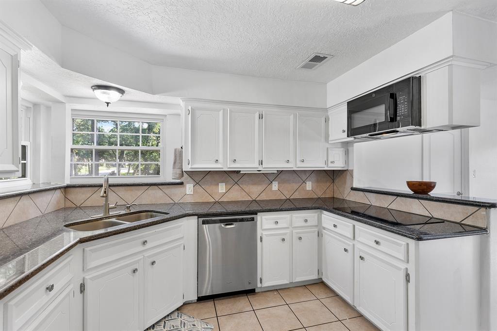 111 Rolling Hills Drive, Conroe, Texas image 12