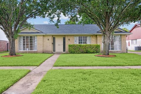 Single Family Residence in Houston TX 8503 Sharpcrest Street.jpg