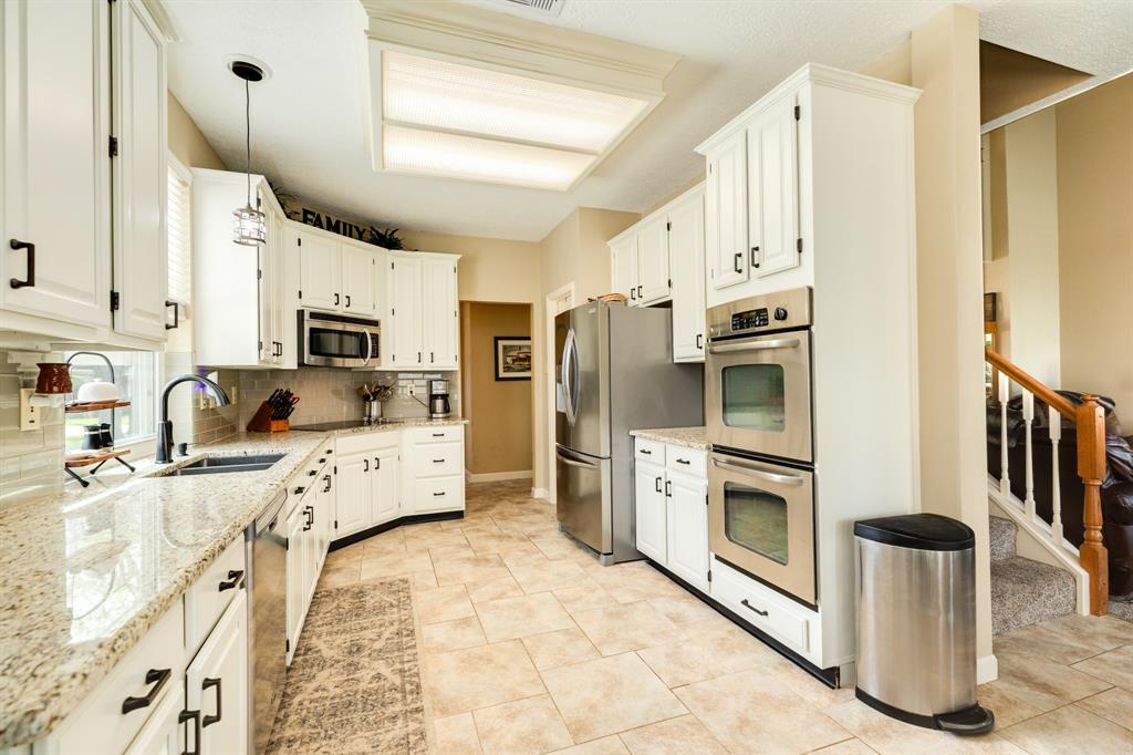 59 Sunrose Court, Lake Jackson, Texas image 9