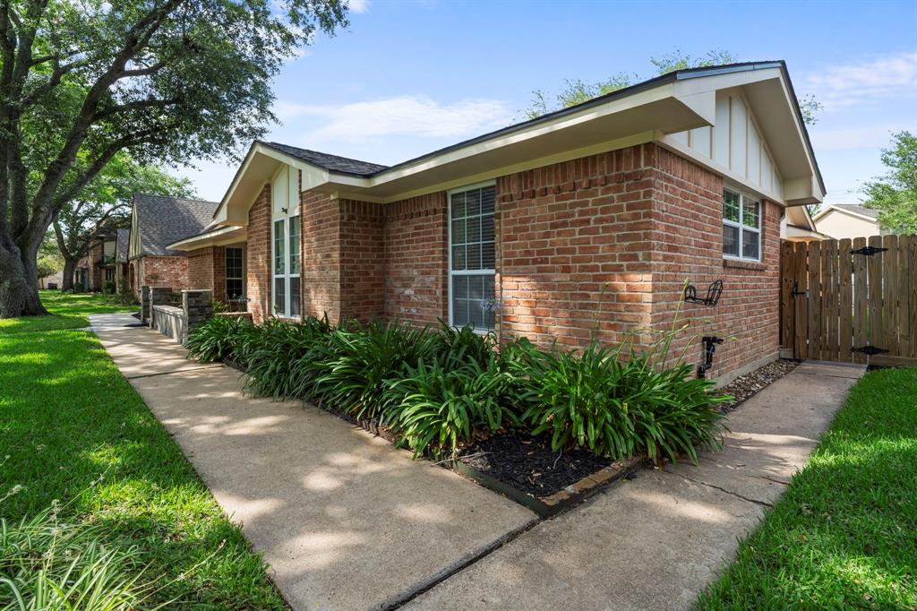 3927 Point Clear Drive, Missouri City, Texas image 5