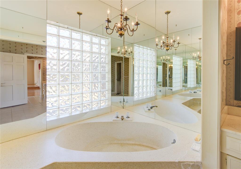 1411 W Brooklake Drive, Houston, Texas image 32