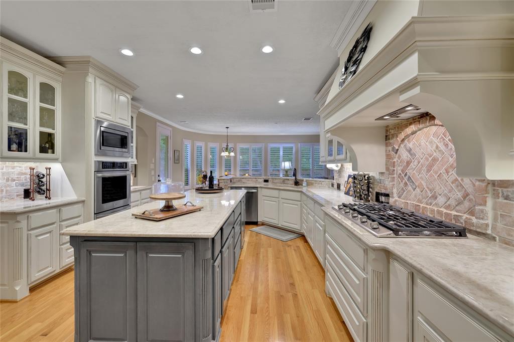 2814 S Cotswold Manor Drive, Kingwood, Texas image 4