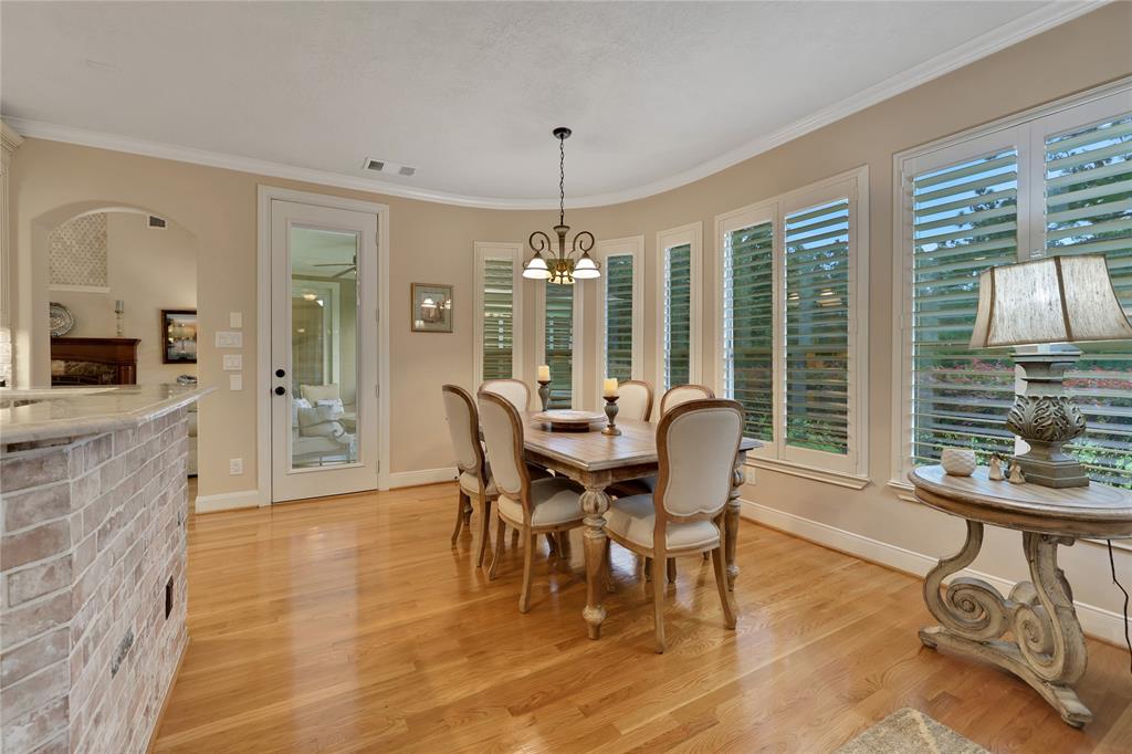 2814 S Cotswold Manor Drive, Kingwood, Texas image 9