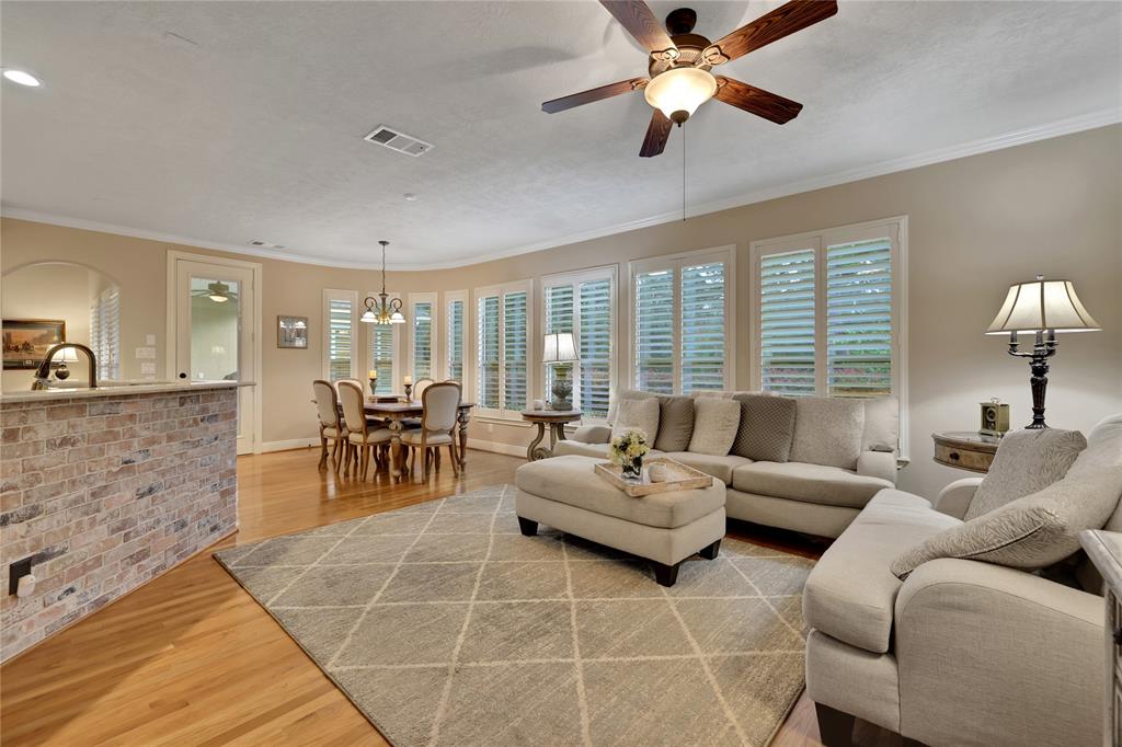 2814 S Cotswold Manor Drive, Kingwood, Texas image 10