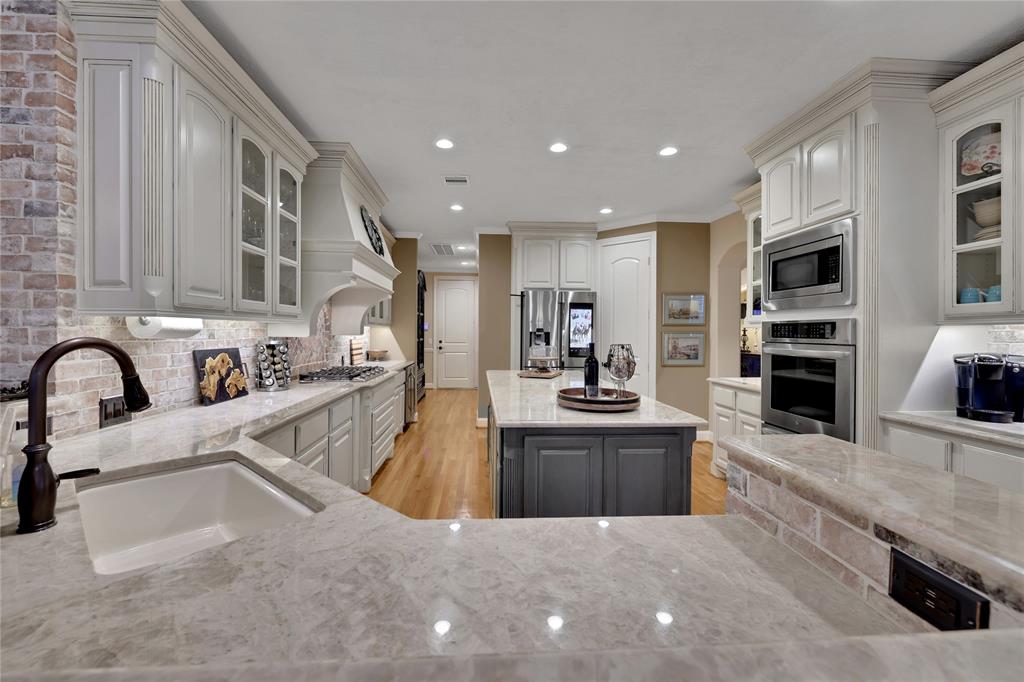 2814 S Cotswold Manor Drive, Kingwood, Texas image 11
