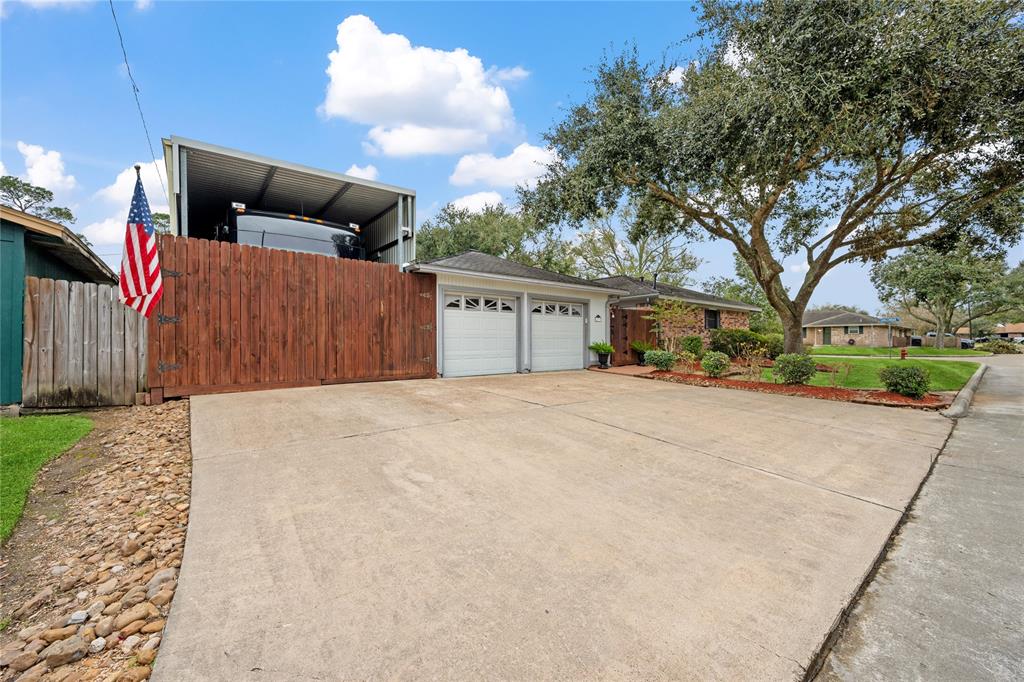 2009 Tanglebriar Lane, Dickinson, Texas image 28