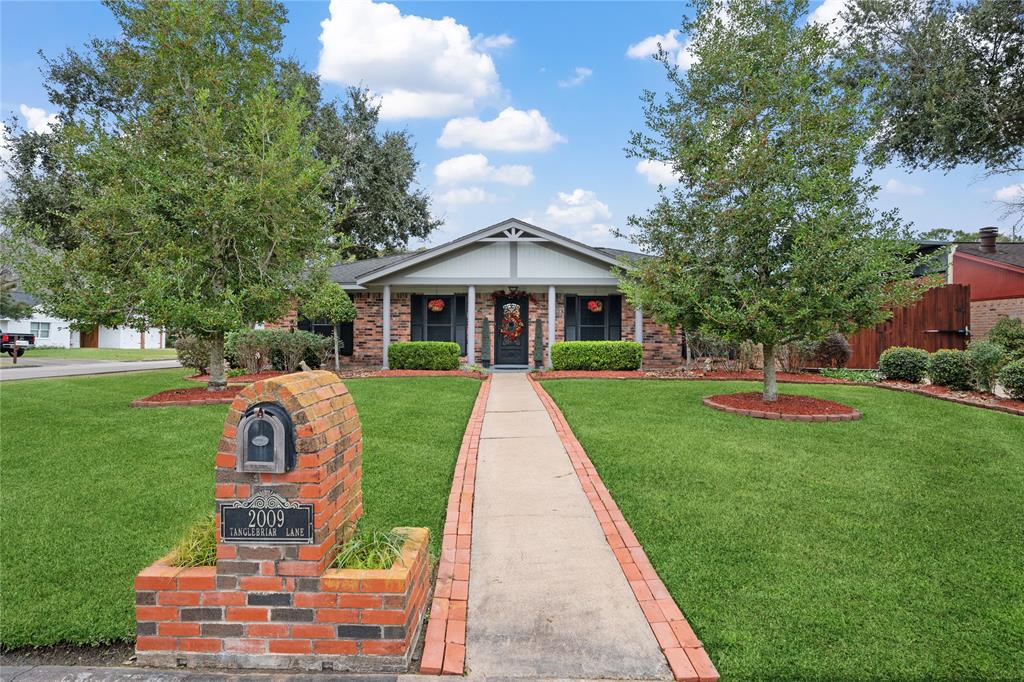 2009 Tanglebriar Lane, Dickinson, Texas image 2