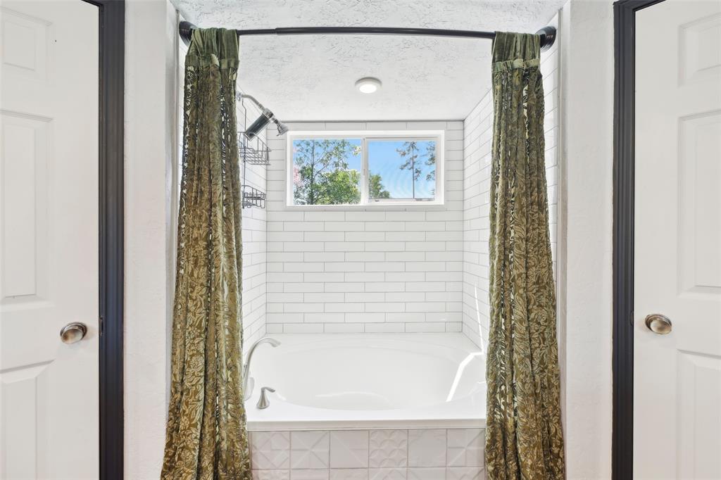11 Devonshire Drive, Conroe, Texas image 30