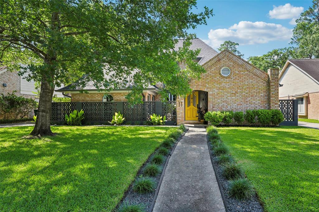 11 Devonshire Drive, Conroe, Texas image 1
