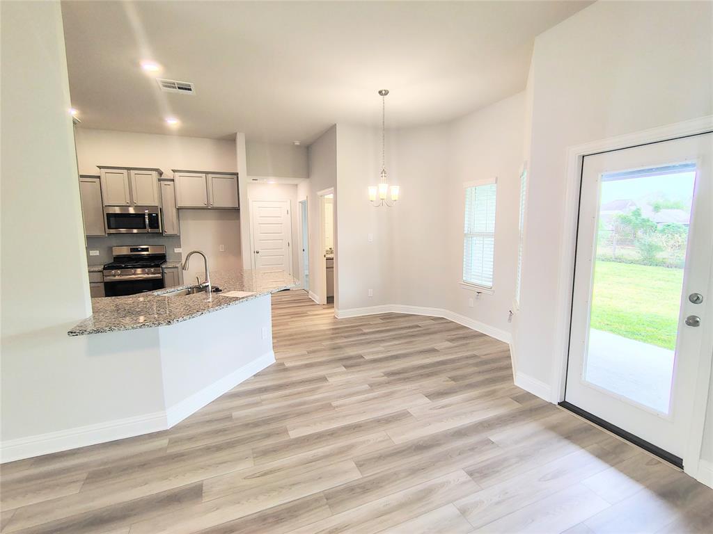 2 Gemstone Court, Angleton, Texas image 6