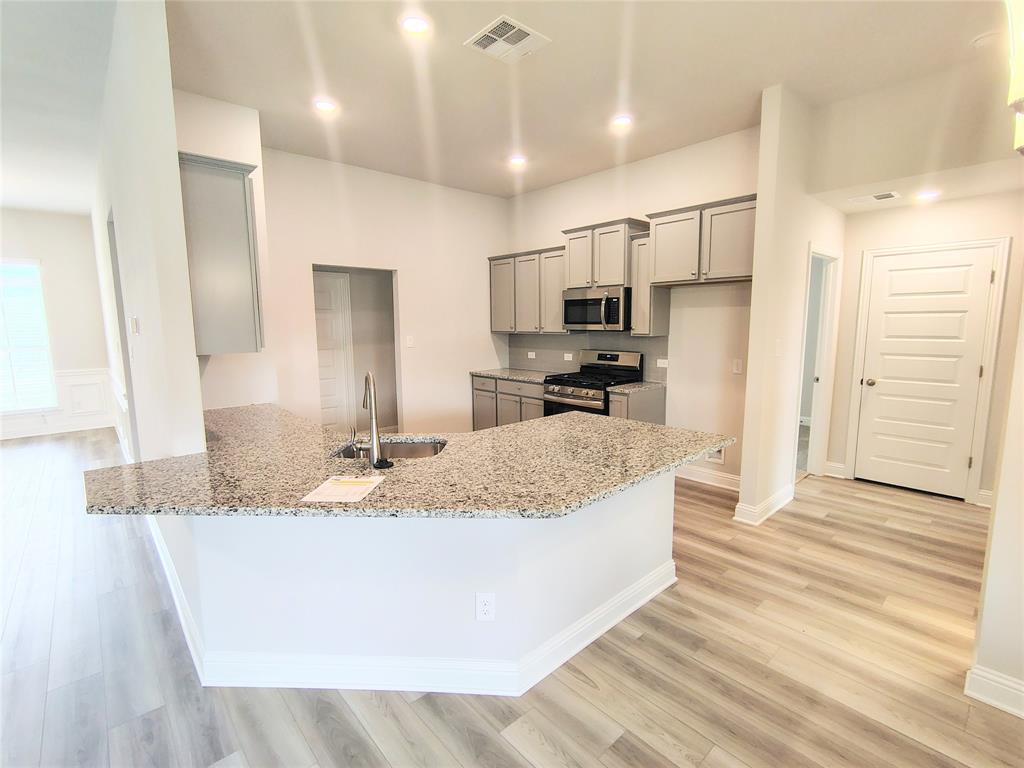2 Gemstone Court, Angleton, Texas image 7