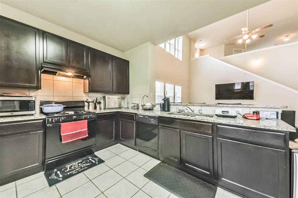 212 Hawks View Drive, La Marque, Texas image 11