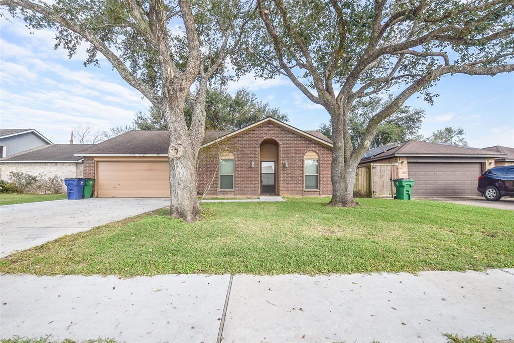 3 Lazybrook Street, Angleton, Texas image 1