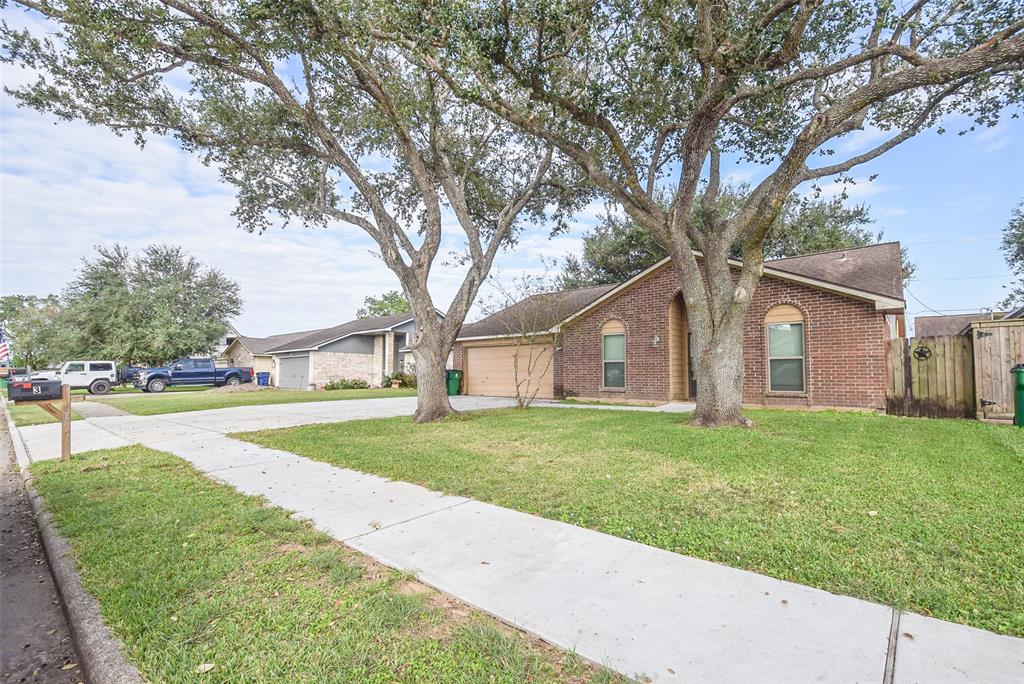 3 Lazybrook Street, Angleton, Texas image 2