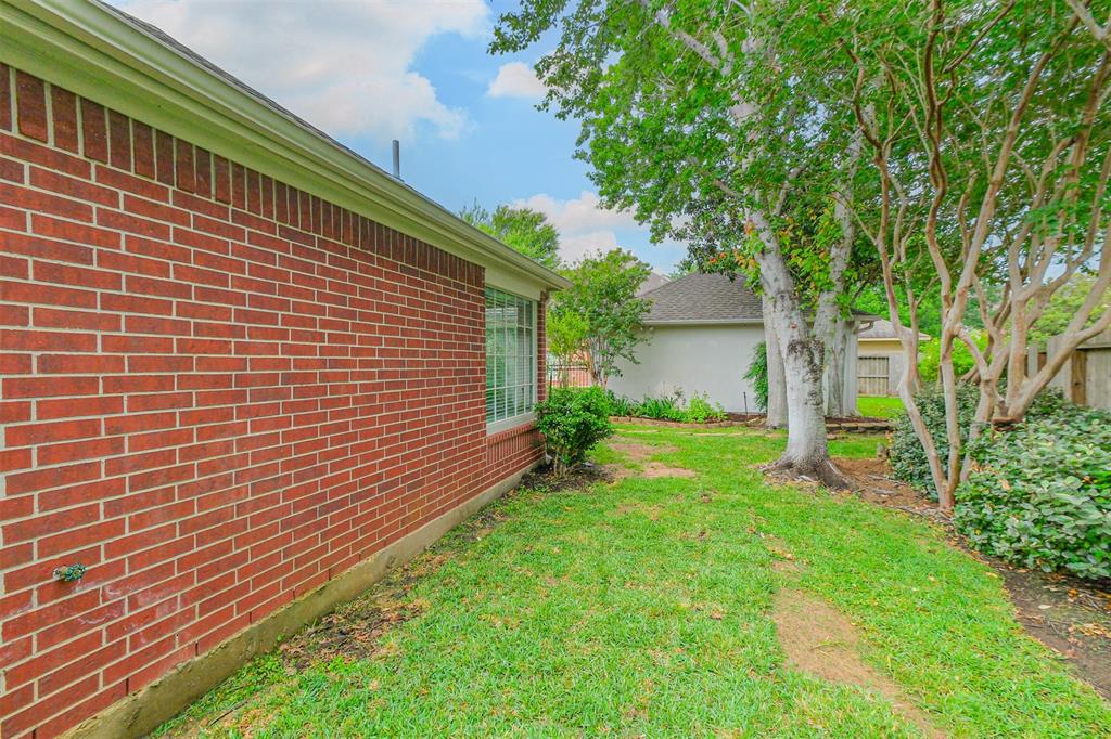 1823 Birnam Glen Drive, Sugar Land, Texas image 12