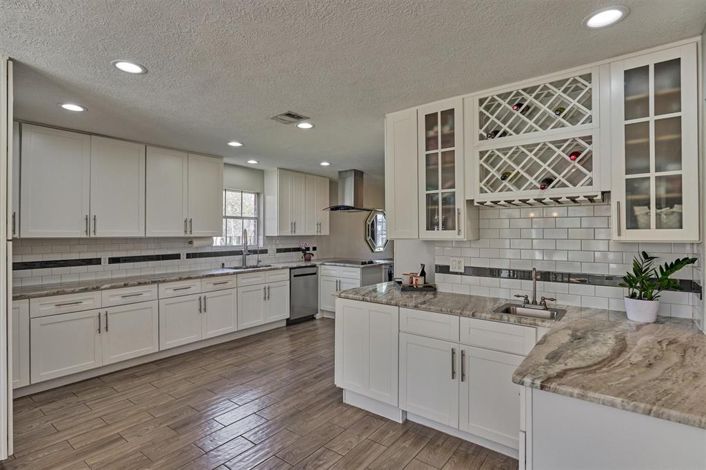 24203 Creekview Drive, Spring, Texas image 13