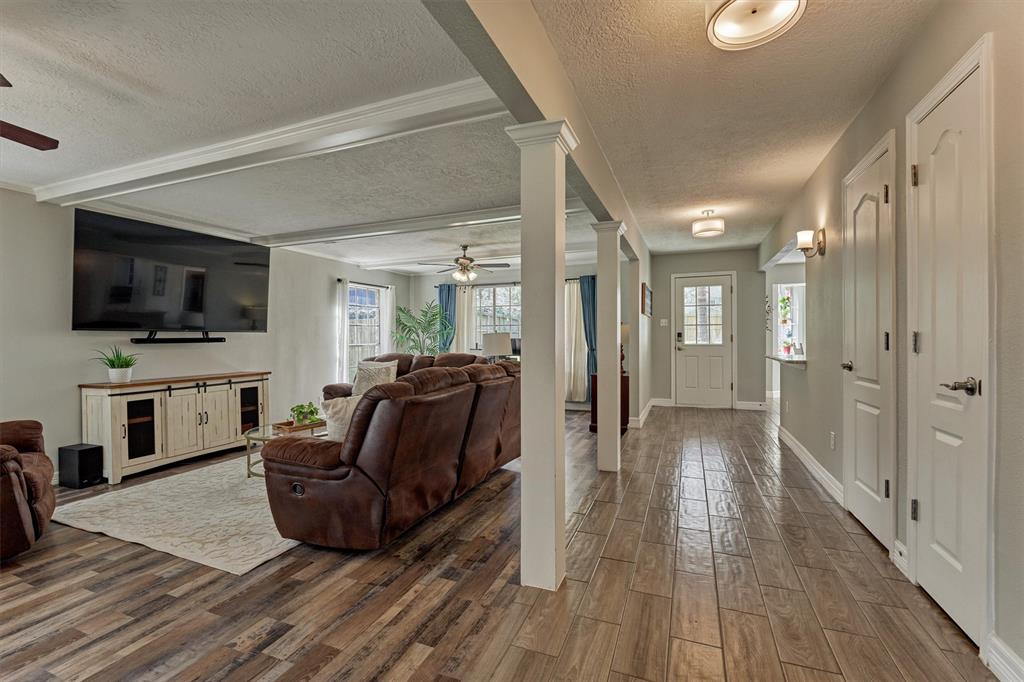 24203 Creekview Drive, Spring, Texas image 4