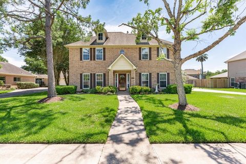 Single Family Residence in Friendswood TX 1702 Keystone Drive 1.jpg