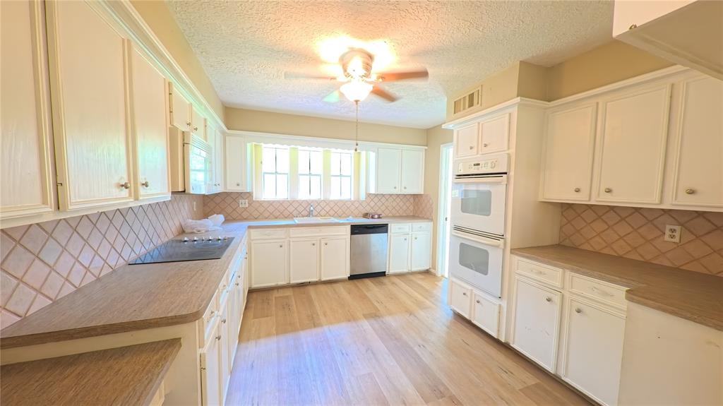 8210 Hollyleaf Drive, Spring, Texas image 13