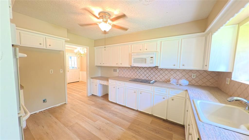 8210 Hollyleaf Drive, Spring, Texas image 12