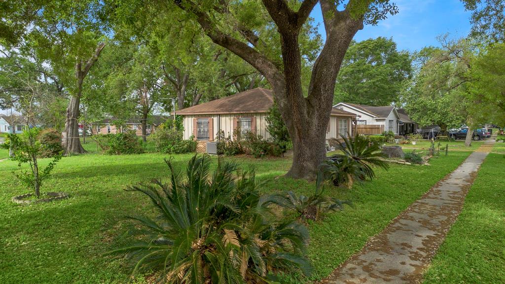 8209 Western Drive, Houston, Texas image 12