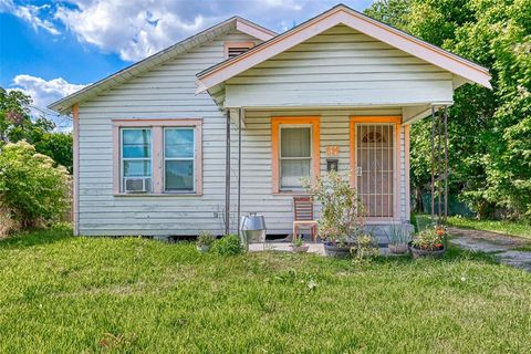 Photo of 814 Granville Drive, Houston, TX 77091 (MLS # 90385432)