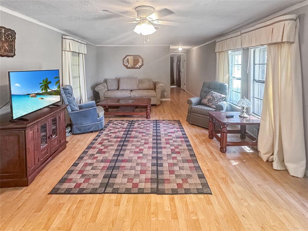 118 N Converse Street, Flatonia, Texas image 3