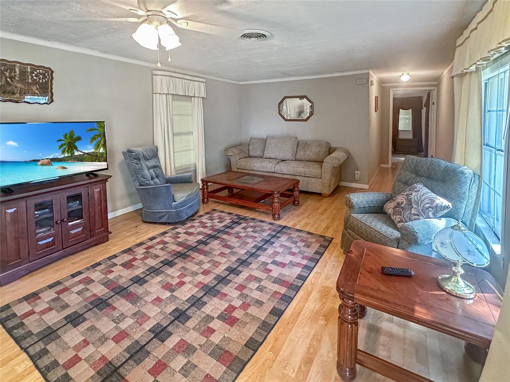 118 N Converse Street, Flatonia, Texas image 4