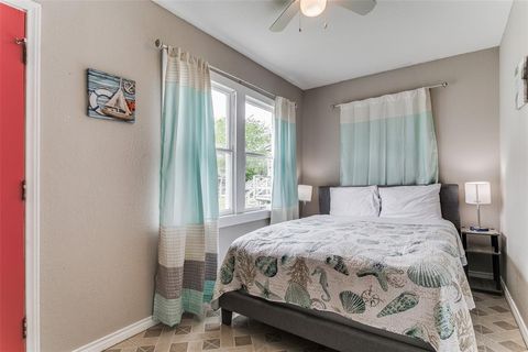 Single Family Residence in Galveston TX 4015 Avenue O 16.jpg