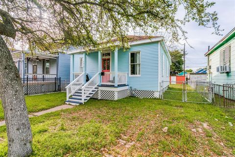 Single Family Residence in Galveston TX 4015 Avenue O 2.jpg