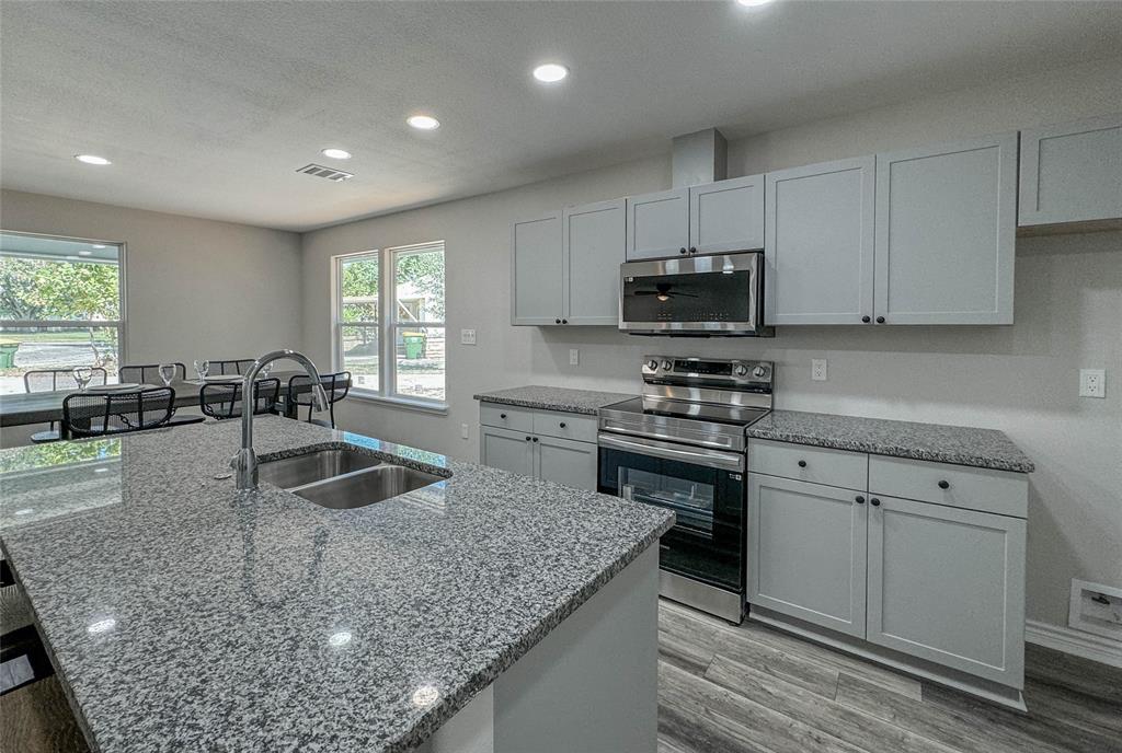 9 Lenora Drive, Hearne, Texas image 2