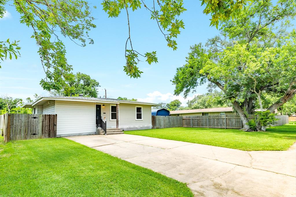 103 Magnolia Street, Lake Jackson, Texas image 3