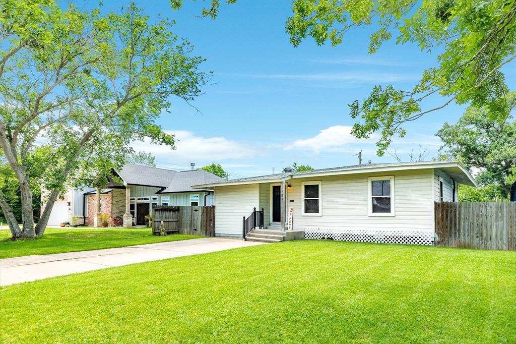 103 Magnolia Street, Lake Jackson, Texas image 2