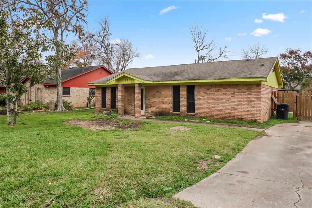 227 Barbara Drive, Clute, Texas image 2