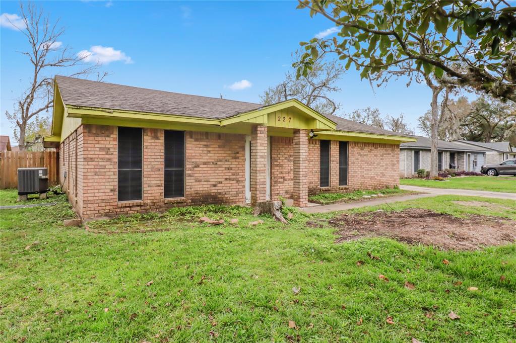 227 Barbara Drive, Clute, Texas image 3