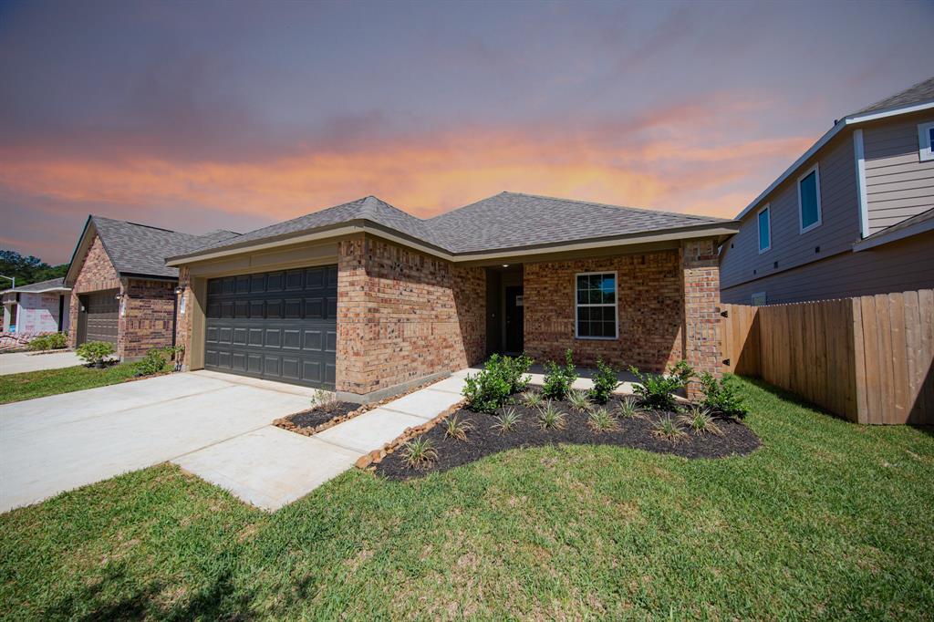 16921 Hazelnut Drive, Conroe, Texas image 2