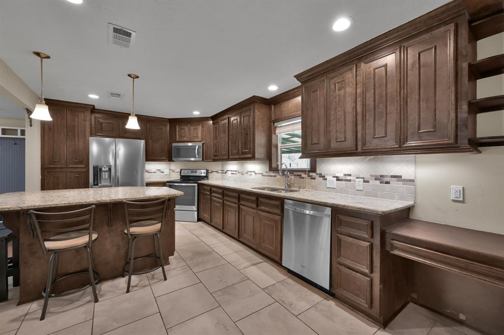 18131 Whispering Pines Drive, Conroe, Texas image 11