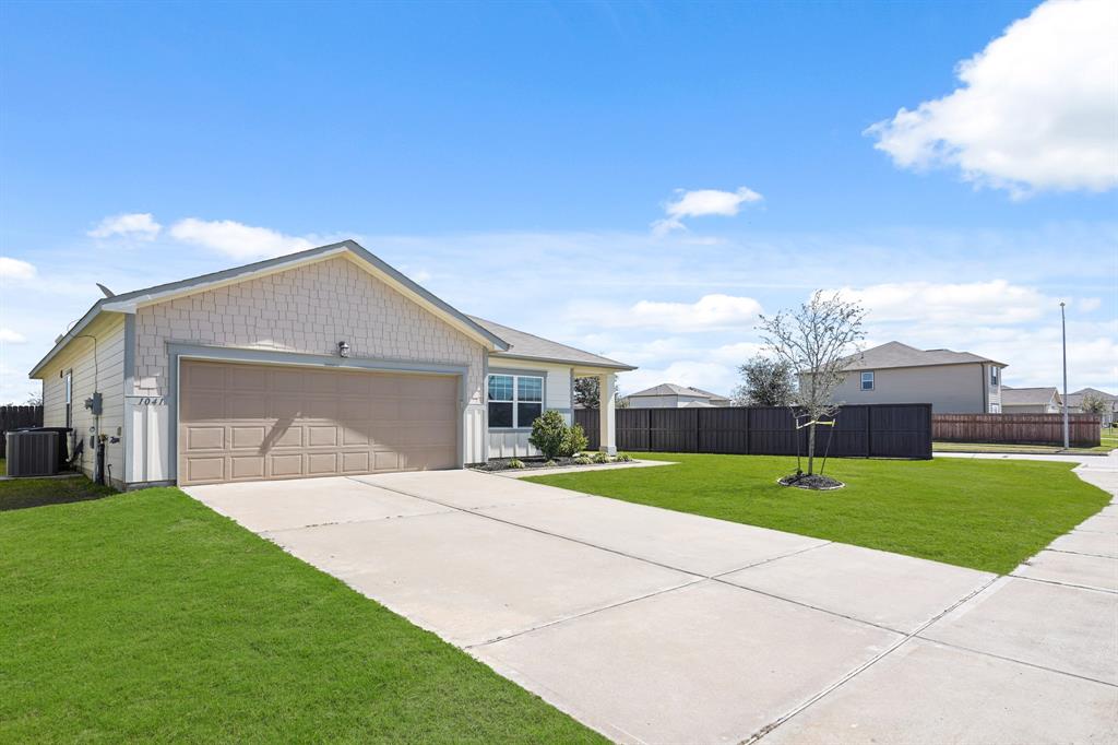 1041 White Birch Lane, Brookshire, Texas image 4
