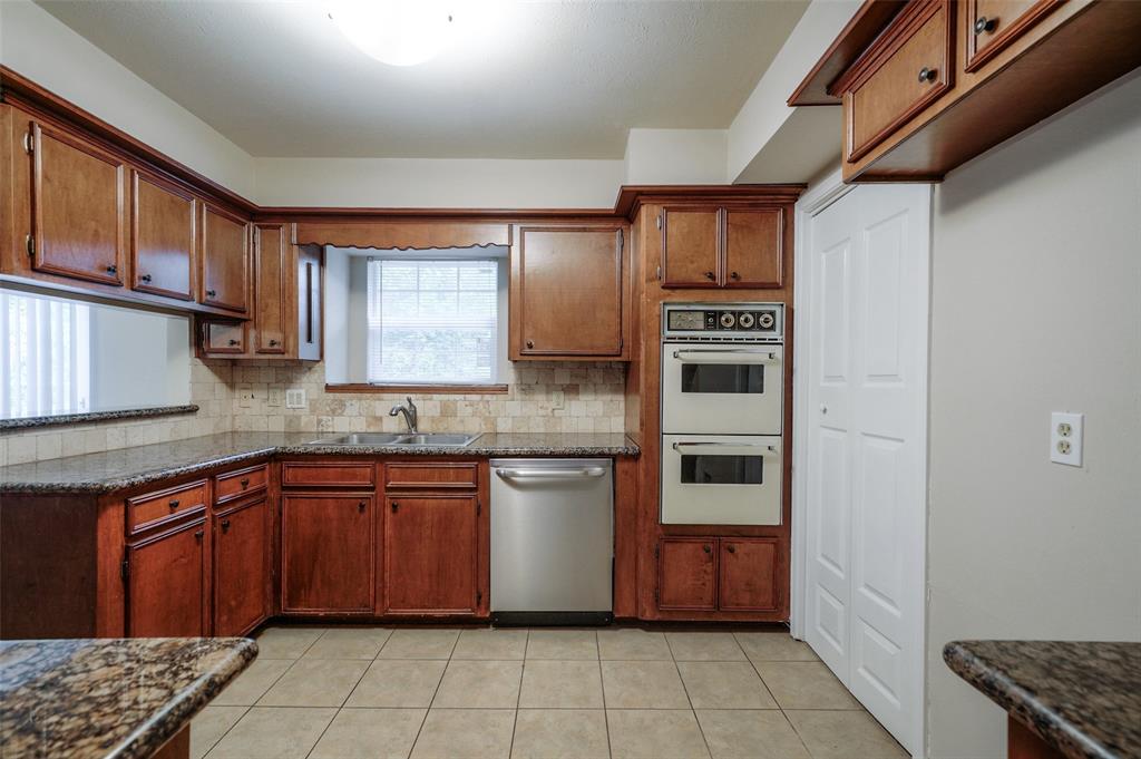 52 S High Oaks Circle, The Woodlands, Texas image 3