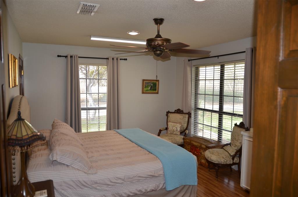 8 W Tanglewood Drive, Uvalde, Texas image 17